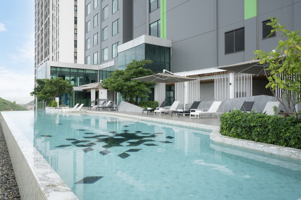 Holiday Inn Suites Siracha Laemchabang Infinity pool 01