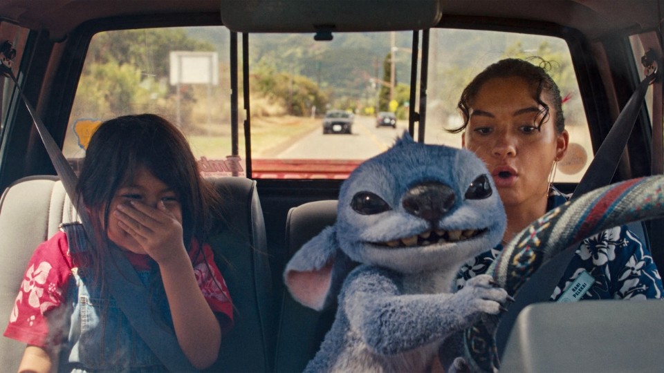 Disney+ Hotstar เตรียมส่งความสนุกสุดยิ่งใหญ่ส่งตรงถึงบ้านด้วยภาพยนตร์ “Disney’s Lilo & Stitch ลีโลแอนด์สติทช์” เวอร์ชันไลฟ์แอ็กชันที่ทำรายได้ทะลุพันล้านเหรียญ เตรียมสตรีมพร้อมกัน 3 กันยายนนี้ บน Disney+ Hotstar ที่นี่ที่เดียว! 3 DisneyHotstar Disney s Lilo Stitch Still 1