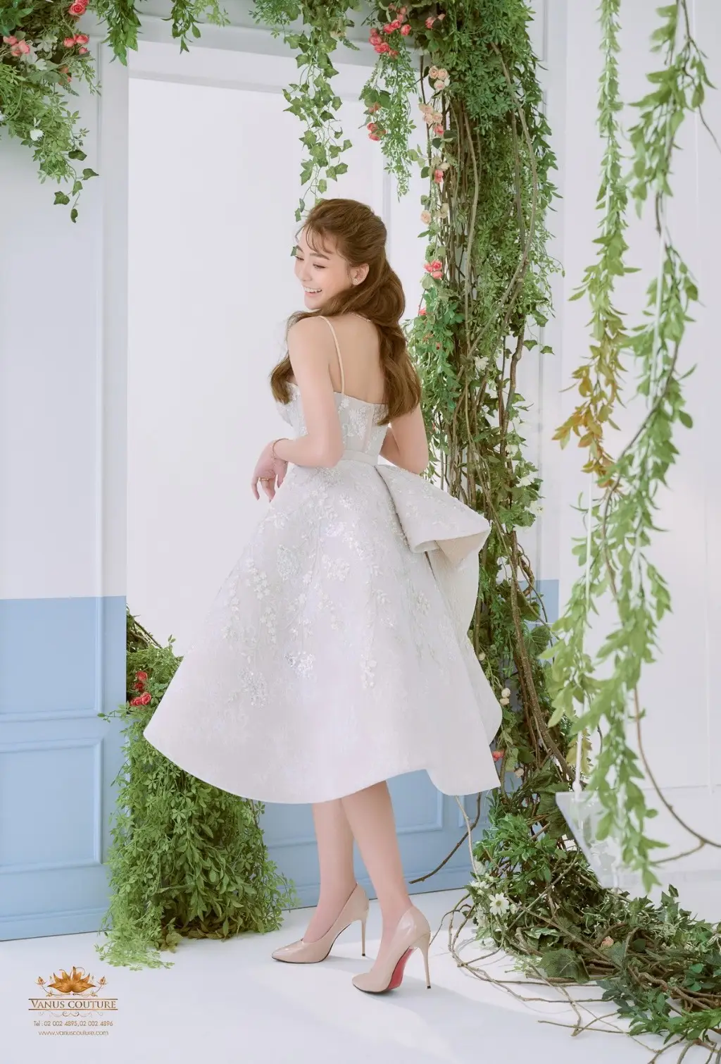วนัช กูตูร์ จับมือกับ “Smallmoon Photo” ถ่ายทอดผลงานชิ้นโบว์แดงภายใต้คอนเซ็ปต์ “Tea pouring dress by Vanus Couture x Smallmoon Photo” 21 ห้องเสื้อ วนัช กูตูร์