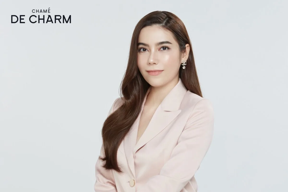“ชาร์มมิ่งเวิลด์” เปิดตัวแบรนด์ใหม่! “DE CHARM” ส่ง 2 กลุ่มผลิตภัณฑ์ คอสเมติกและ สกินแคร์ แจ้งเกิดในตลาดแบรนด์ระดับลักซูรี่ 3 นางสาวนันท์ฐณิชา 2