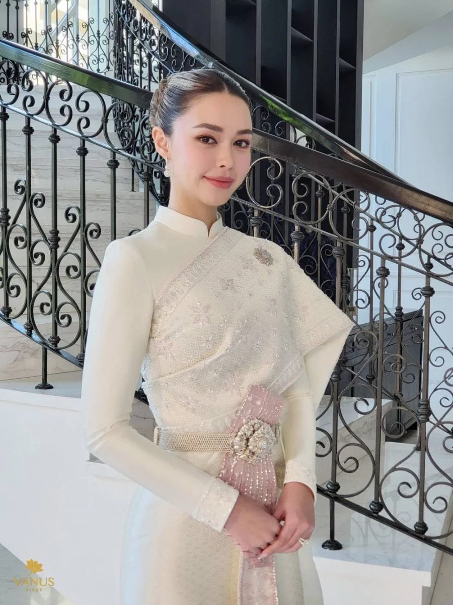 แพทริเซีย กู๊ด ออร่าเจ้าสาวพุ่ง อวดลุคชุดไทยศิวาลัยสุดหรูสีขาวงาช้าง-ชมพู มูลค่าเฉียดล้าน 6 แพทริเซีย กู๊ด ชุดไทยศิวาลัย
