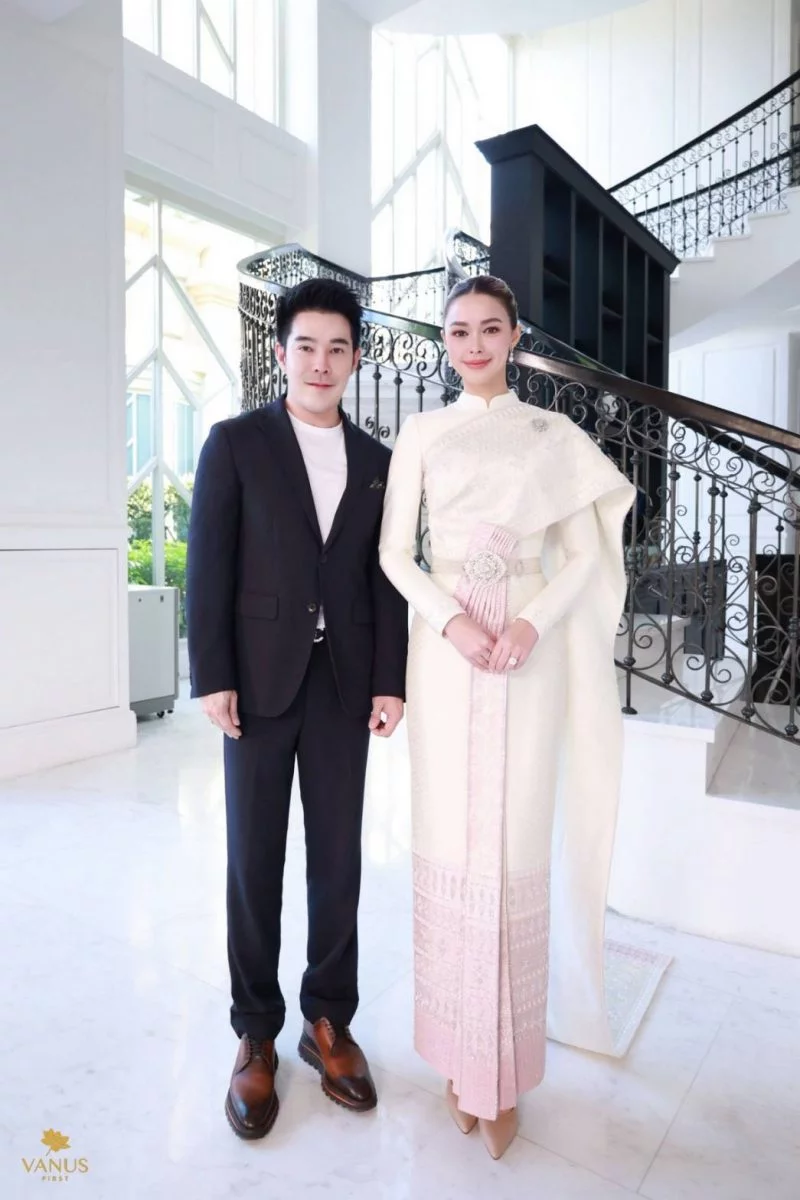 แพทริเซีย กู๊ด ออร่าเจ้าสาวพุ่ง อวดลุคชุดไทยศิวาลัยสุดหรูสีขาวงาช้าง-ชมพู มูลค่าเฉียดล้าน 9 ชุดไทยศิวาลัย