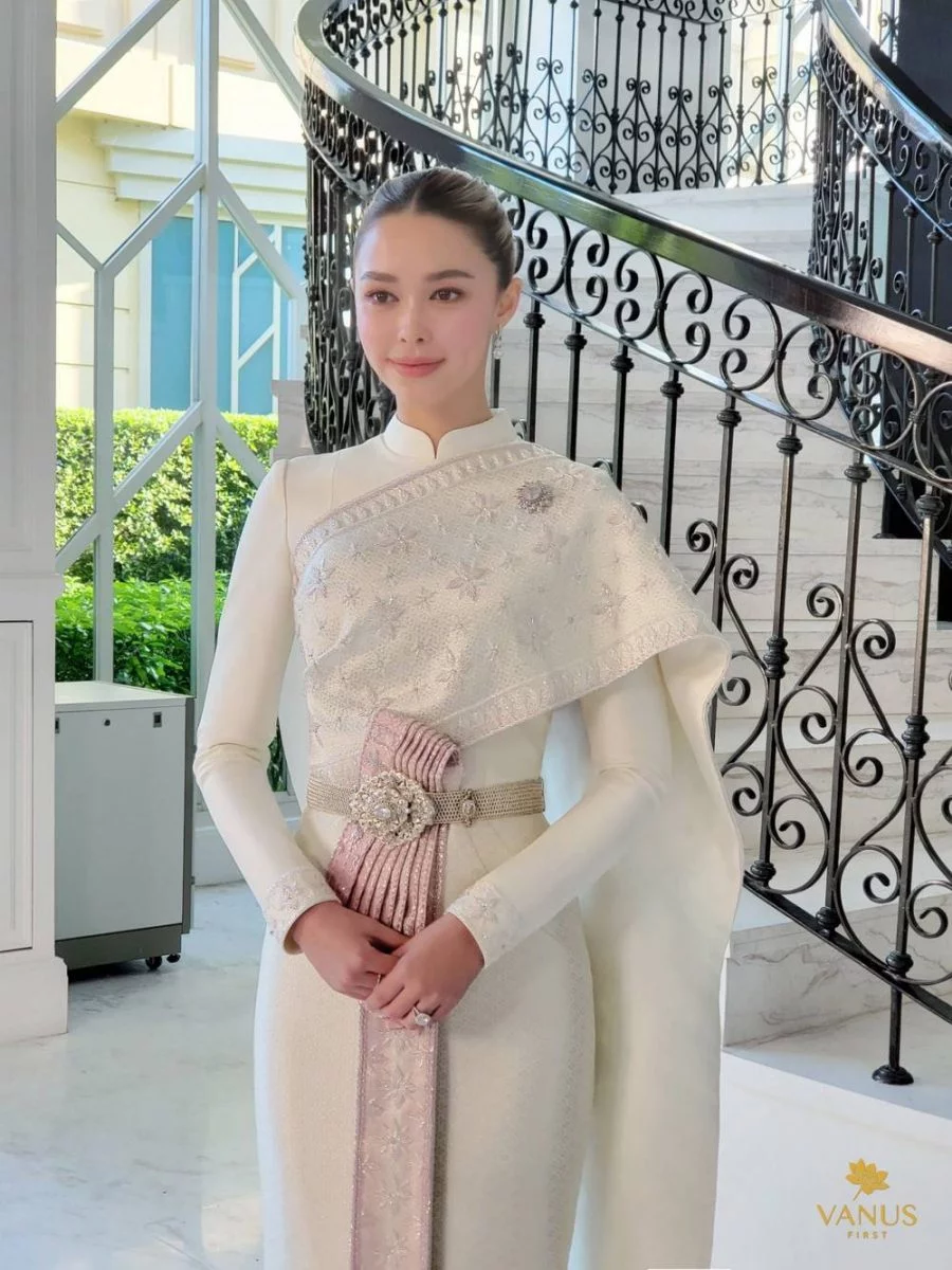 แพทริเซีย กู๊ด ออร่าเจ้าสาวพุ่ง อวดลุคชุดไทยศิวาลัยสุดหรูสีขาวงาช้าง-ชมพู มูลค่าเฉียดล้าน 7 ชุดไทยศิวาลัย