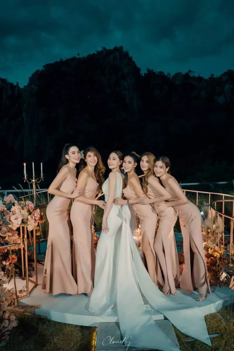 เก็บตกคอสตูมชุดวิวาห์สุดหรู โบวี่ อัฐมา 4 ลุค 4 สไตล์ ไทย จีน สากล สวยสะกดทุกสายตาคนทั้งงาน 11 1670987034959