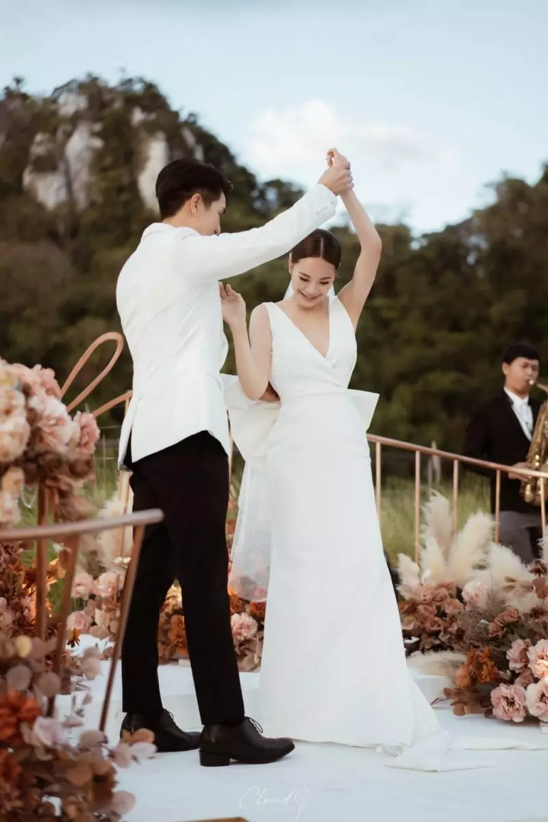 เก็บตกคอสตูมชุดวิวาห์สุดหรู โบวี่ อัฐมา 4 ลุค 4 สไตล์ ไทย จีน สากล สวยสะกดทุกสายตาคนทั้งงาน 12 1670987035014
