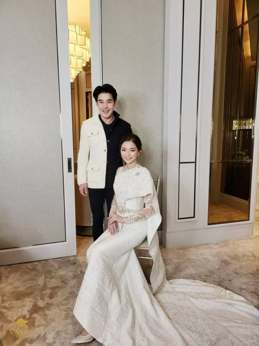 8 ชุดไทยเวดดิ้งสุดปัง ของเหล่าคนคนดังแถวหน้าของเมืองไทย จากห้องเสื้อ วนัช กูตูร์ 5 1674098621349