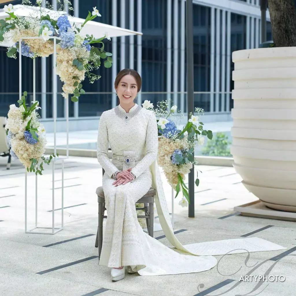 8 ชุดไทยเวดดิ้งสุดปัง ของเหล่าคนคนดังแถวหน้าของเมืองไทย จากห้องเสื้อ วนัช กูตูร์ 9 1674098621688