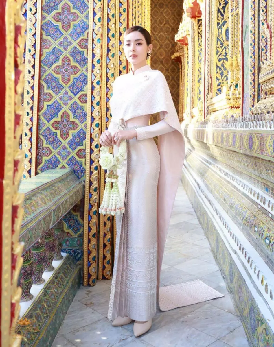 8 ชุดไทยเวดดิ้งสุดปัง ของเหล่าคนคนดังแถวหน้าของเมืองไทย จากห้องเสื้อ วนัช กูตูร์ 10 1674098621742
