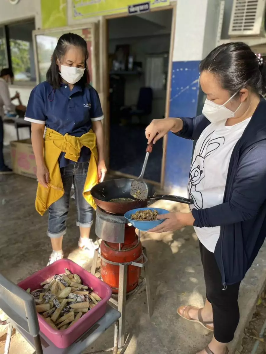 “มูลนิธิชีวิต ยกระดับ” (LE Foundation)<br>ให้ความรู้ และปรุงอาหารมังสวิรัติ เลี้ยงคณะครู และนักเรียนโรงเรียนริมฝั่งน่านวิทยา จังหวัดน่าน 6 1676259178629