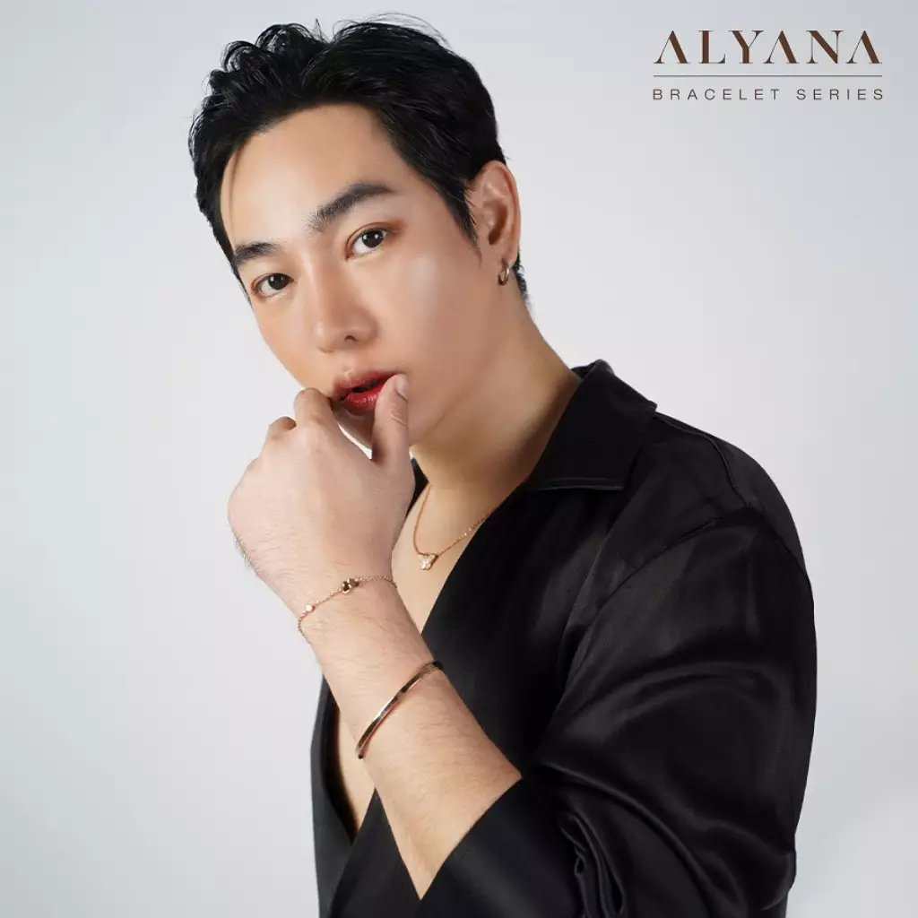 “เป๊ก ผลิตโชค” ปล่อย ALYANA คอลเลกชันใหม่ เครื่องประดับ Limited Edition “FLY ME TO THE MOON” และ “FLY TOGETHER” พร้อมให้จับจองกันเร็วๆนี้ 4 00 ALYANA Key Visual 01