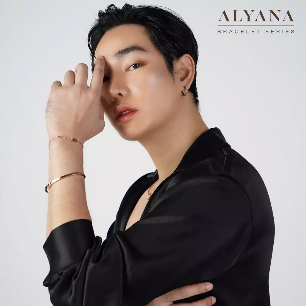 “เป๊ก ผลิตโชค” ปล่อย ALYANA คอลเลกชันใหม่ เครื่องประดับ Limited Edition “FLY ME TO THE MOON” และ “FLY TOGETHER” พร้อมให้จับจองกันเร็วๆนี้ 3 00 ALYANA Key Visual 04