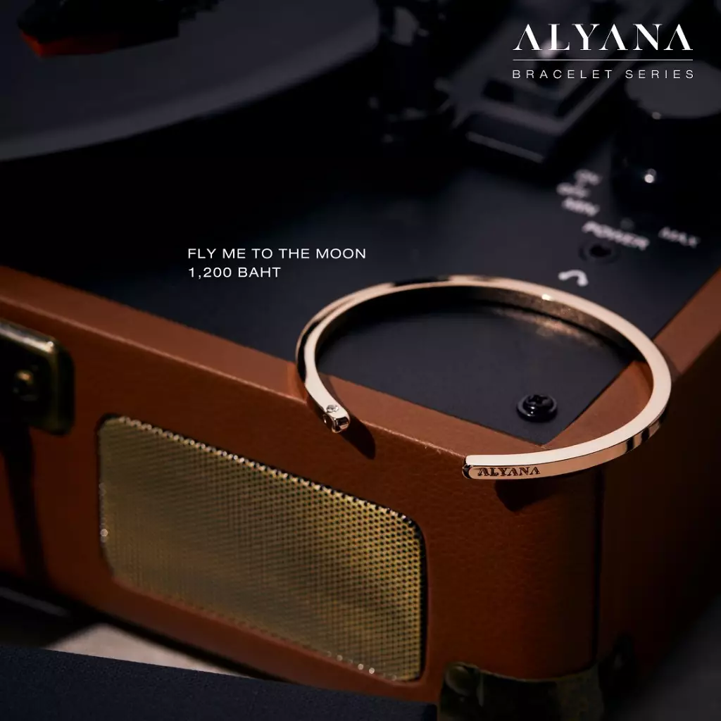 “เป๊ก ผลิตโชค” ปล่อย ALYANA คอลเลกชันใหม่ เครื่องประดับ Limited Edition “FLY ME TO THE MOON” และ “FLY TOGETHER” พร้อมให้จับจองกันเร็วๆนี้ 5 01 ALYANA FLY ME TO THE MOON 1