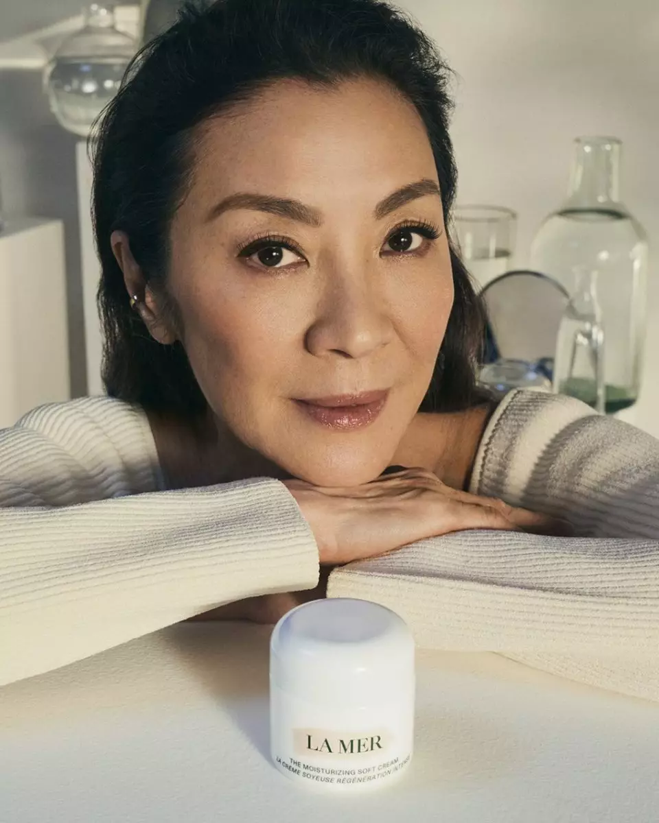 ลาแมร์ ดึง 'มิเชล โหย่ว' ร่วมแคมเปญซีรีส์ใหม่ ผสานพลังแห่งความงามเหนือกาลเวลา 4 LM 2023 FY23 GlobalTalent MichelleYeoh Carousel 01