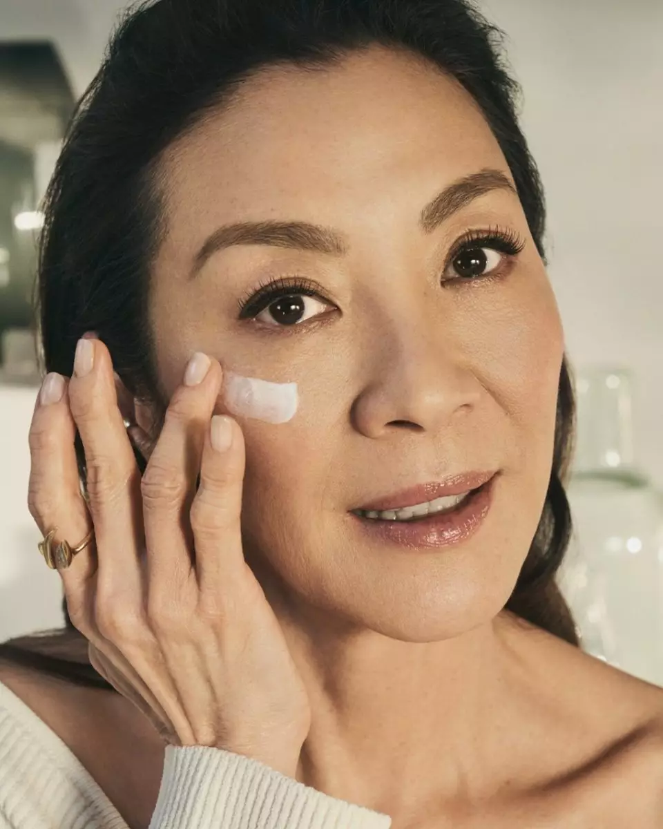 ลาแมร์ ดึง 'มิเชล โหย่ว' ร่วมแคมเปญซีรีส์ใหม่ ผสานพลังแห่งความงามเหนือกาลเวลา 3 LM 2023 FY23 GlobalTalent MichelleYeoh Carousel 02