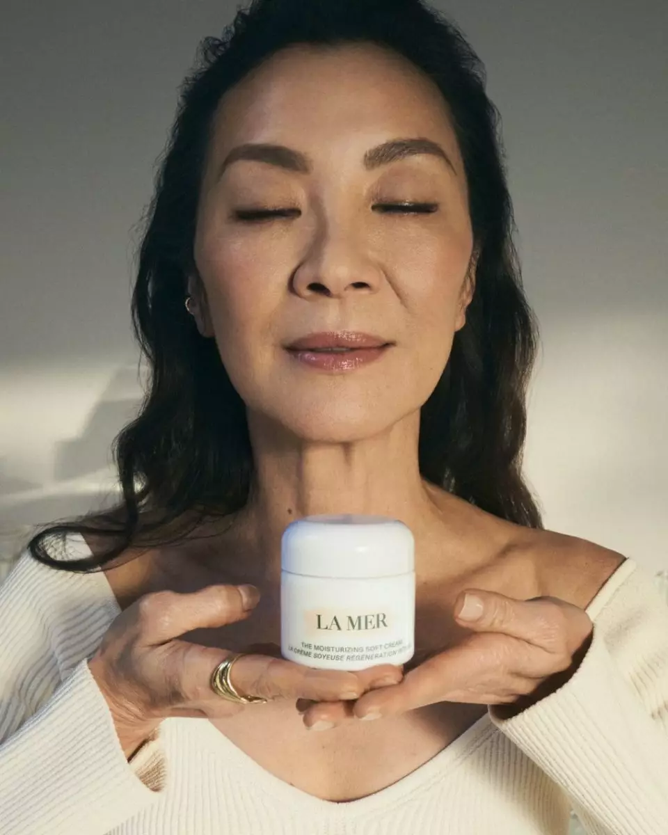 ลาแมร์ ดึง 'มิเชล โหย่ว' ร่วมแคมเปญซีรีส์ใหม่ ผสานพลังแห่งความงามเหนือกาลเวลา 5 LM 2023 FY23 GlobalTalent MichelleYeoh Carousel 03