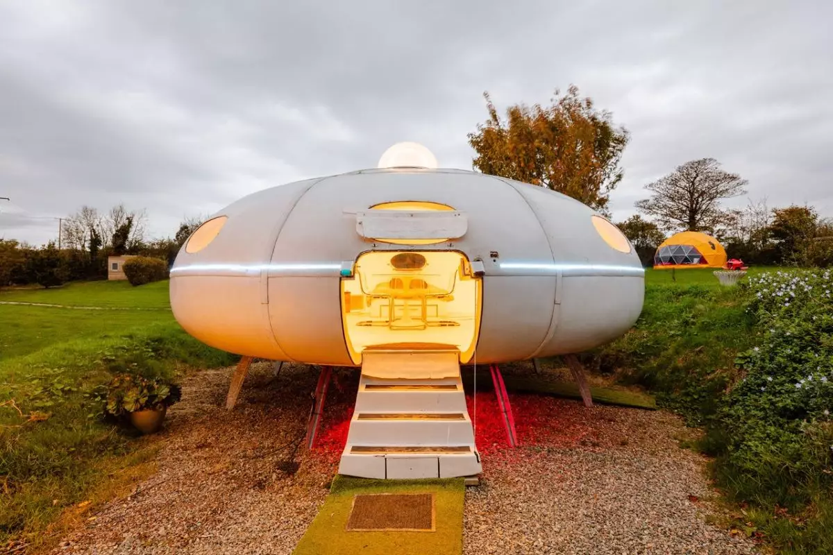02 Futuro styled Flying Saucer m