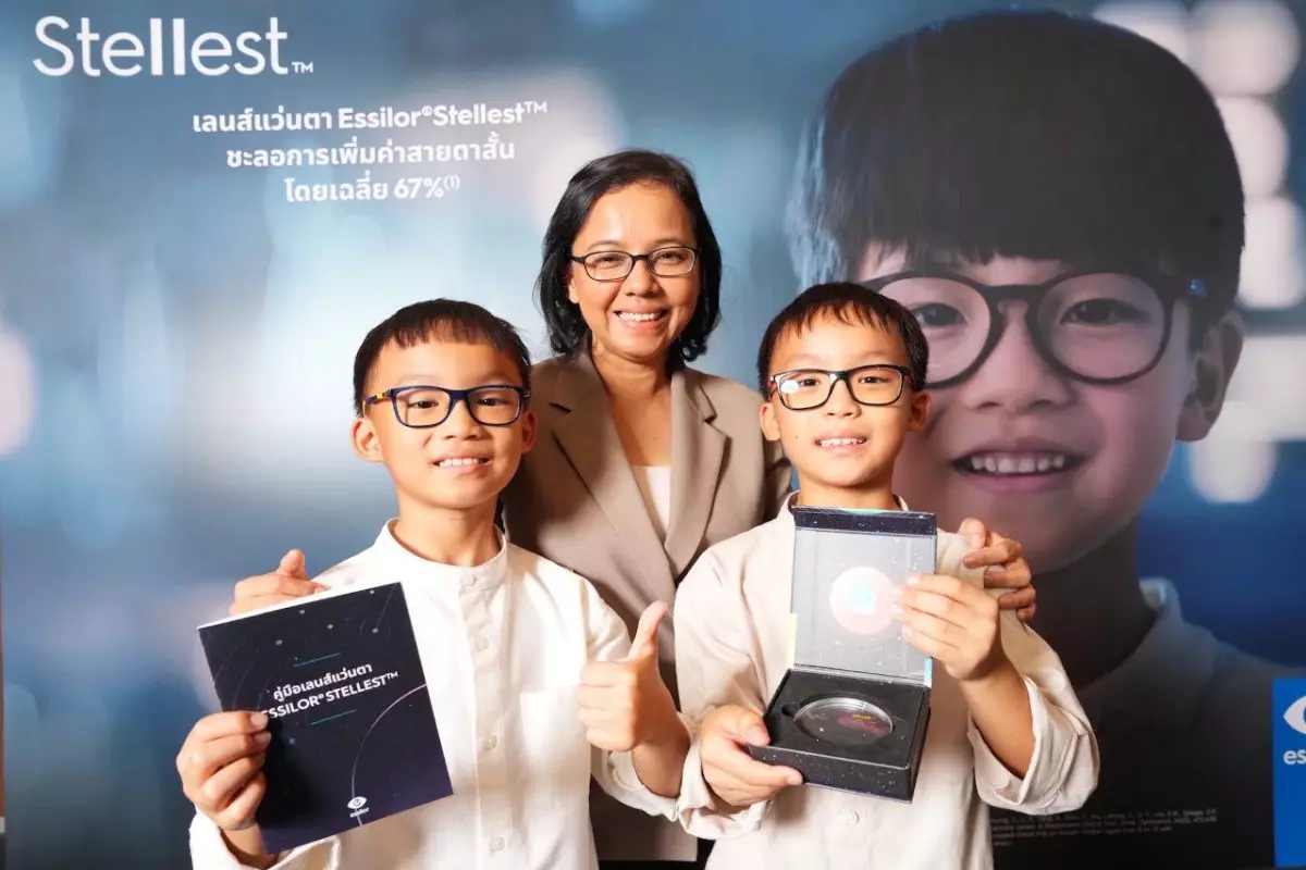 จักษุแพทย์แนะพ่อแม่หากิจกรรม outdoor ให้ลูกวันละ 2 ชม. ลดเสี่ยงเด็กสายตาสั้น ผู้เชี่ยวชาญเผยเลนส์แว่นตา ‘Stellest’ ชะลอการเพิ่มค่าสายตาสั้นในเด็กโดยเฉลี่ยถึง 67%! 12 คุณชนิดา สุวีรานนท์ คุณแม่ น้องสายลมและก้อนเมฆ