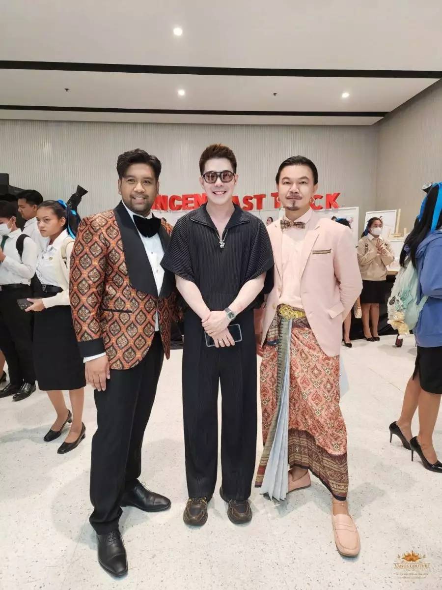 วนัช กูตูร์ ร่วมสร้างประวัติศาสตร์กับ วีนา-ปวีนา สิงห์ทักวาล บนเวที MUT 2023 คว้ารางวัล “Thai Royally Bestowed Textile Award” 8 ดร.สรรค์ สุดเกตุ คนกลาง