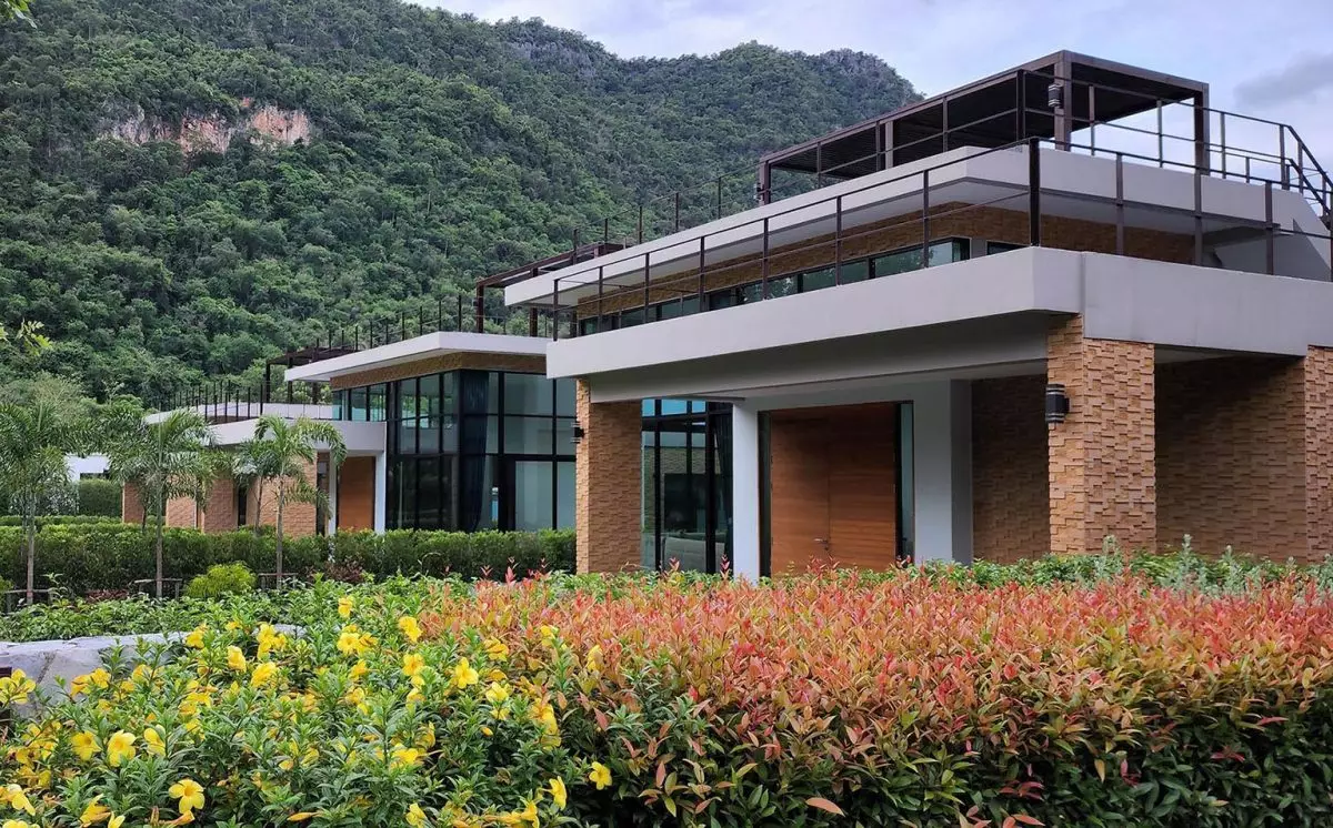 Airbnb เผย 3 ปัจจัย ‘นักเดินทางแบบกลุ่ม’ ตัดสินใจเลือกที่พัก “พื้นที่-คุ้มค่า-สิ่งอำนวยความสะดวกส่วนตัว” 4 02 Home with Tennis Court at Che Elpend Khao Yai m