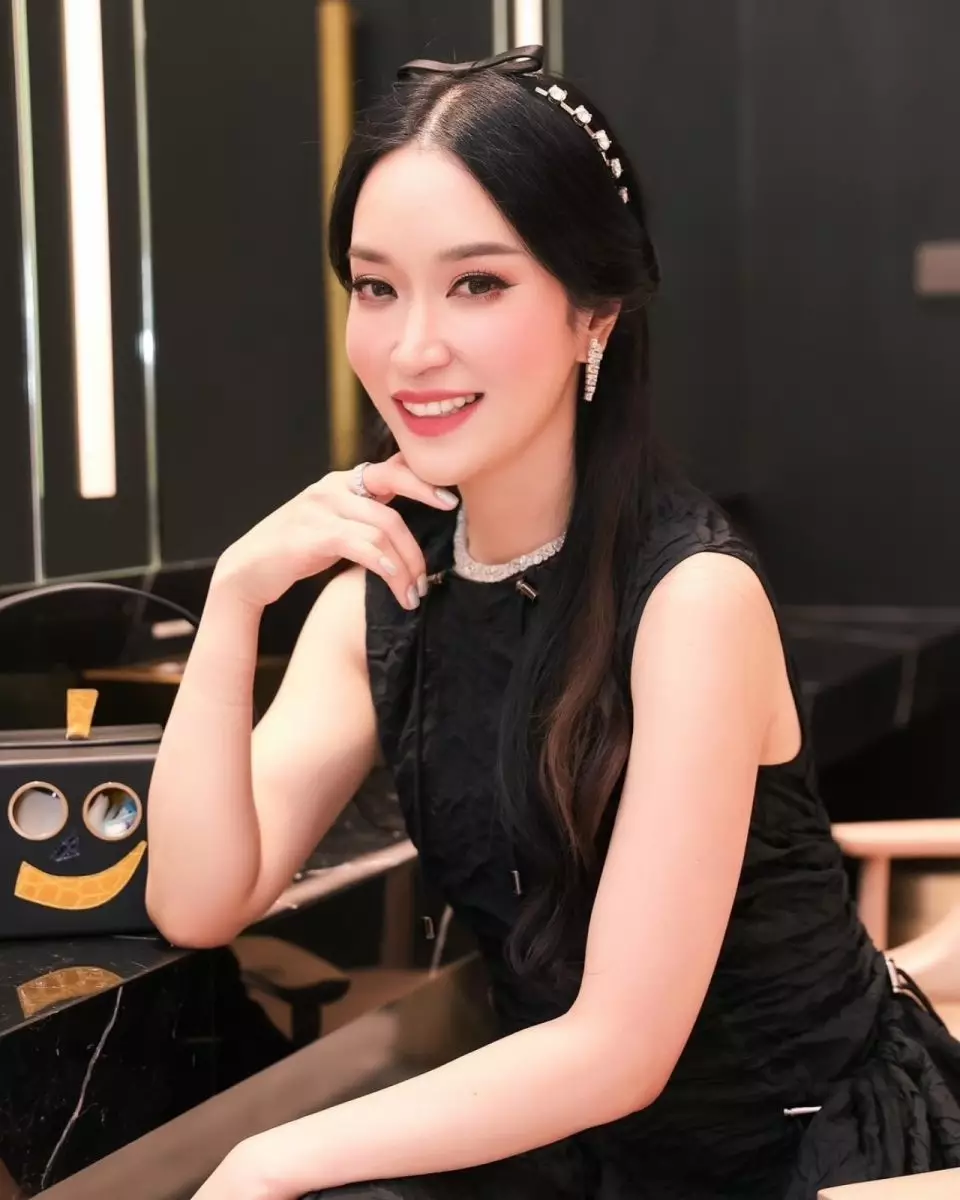 Sharisma (ชาริชมา) ทุ่มงบการตลาด 200 ล้านดึงนักแสดงดังระดับโกลบอล อีมินโฮ เป็น Brand Ambassador คนแรกของแบรนด์ หวังให้ผลิตภัณฑ์เป็นที่รู้จักทั่วโลก เพื่อเป็นการส่งต่อสุขภาพดีไม่มีสิ้นสุด คาดดันยอดขายเติบโต 100% 3 คุณขวัญ ม.ล.พลอยนภัส ลีนุตพงษ์ 1