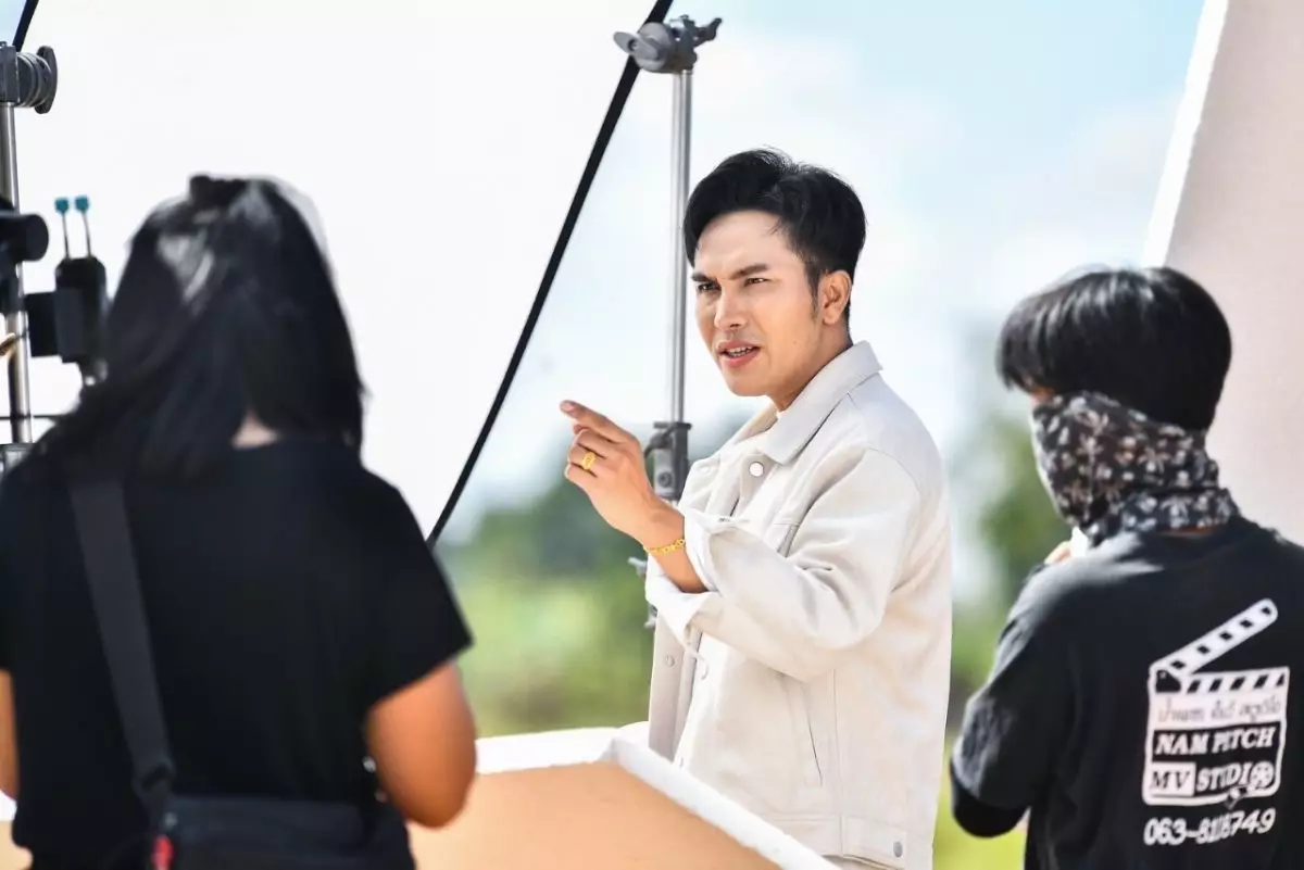 “วัฒน์ ศิวดล” ยืนหนึ่งแห่งวงสาวน้อยเพชรบ้านแพง ได้ฤกษ์ปล่อยซิงเกิ้ลใหม่ “เอาบ่แฟนสิเป็นให้” ต้อนรับเทศกาลแห่งความสุขมอบให้แฟนเพลงรับชมพร้อมกันทั่วโลก 24 ธ.ค. นี้ 09.00 น. !!! 6 S 13852676 0