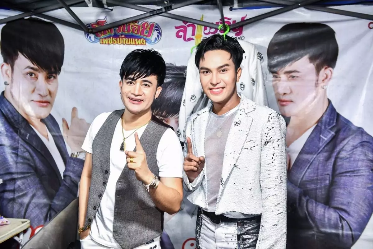“วัฒน์ ศิวดล” ยืนหนึ่งแห่งวงสาวน้อยเพชรบ้านแพง ได้ฤกษ์ปล่อยซิงเกิ้ลใหม่ “เอาบ่แฟนสิเป็นให้” ต้อนรับเทศกาลแห่งความสุขมอบให้แฟนเพลงรับชมพร้อมกันทั่วโลก 24 ธ.ค. นี้ 09.00 น. !!! 10 S 13852680 0