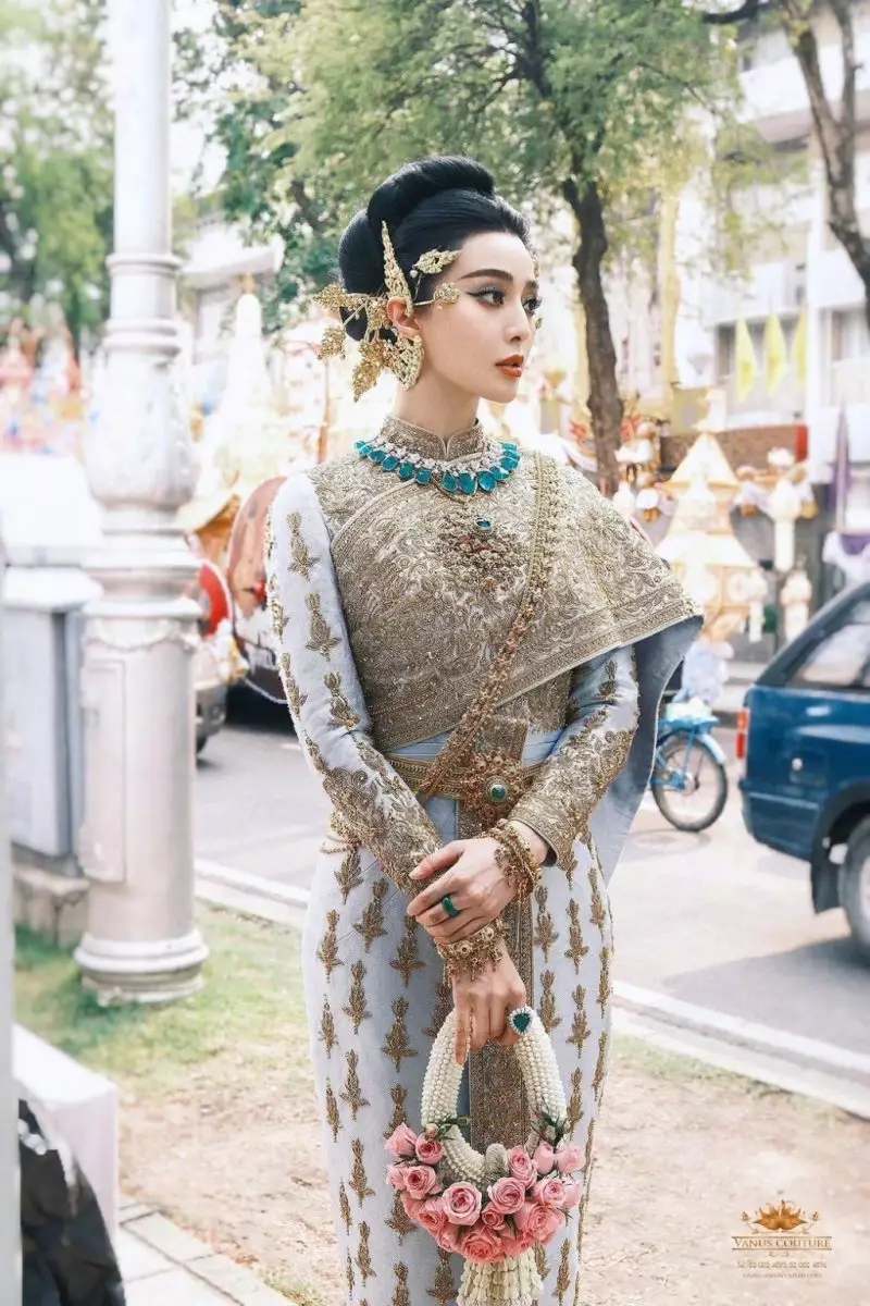 ห้องเสื้อ วนัช กูตูร์ เนรมิตชุดไทยนางสงกรานต์ราคาเฉียดล้าน ให้กับซุปเปอร์สตาร์ชื่อดังแถวหน้าของจีน ฟ่าน ปิงปิง 3 S 3555529 0